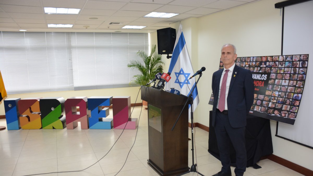 El embajador de Israel Tzach Sarid durantela rueda de prensa