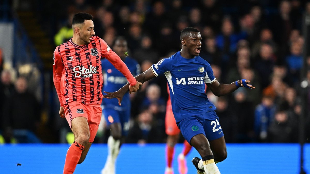 Moisés Caicedo (d) domina el balón contra durante partido liguero entre Chelsea y Everton.
