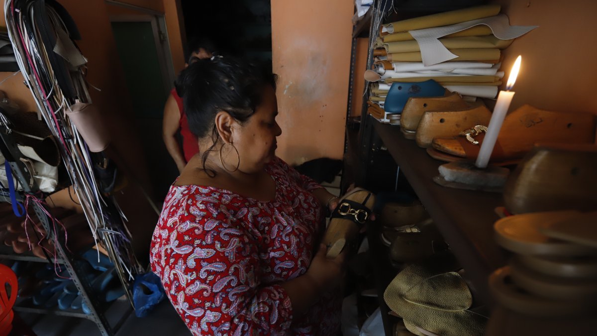 Oscuridad. Muchas personas tuvieron que volver a usar velas por la falta de luz. En algunas zonas las afectaciones se dieron durante la noche y la madrugada.