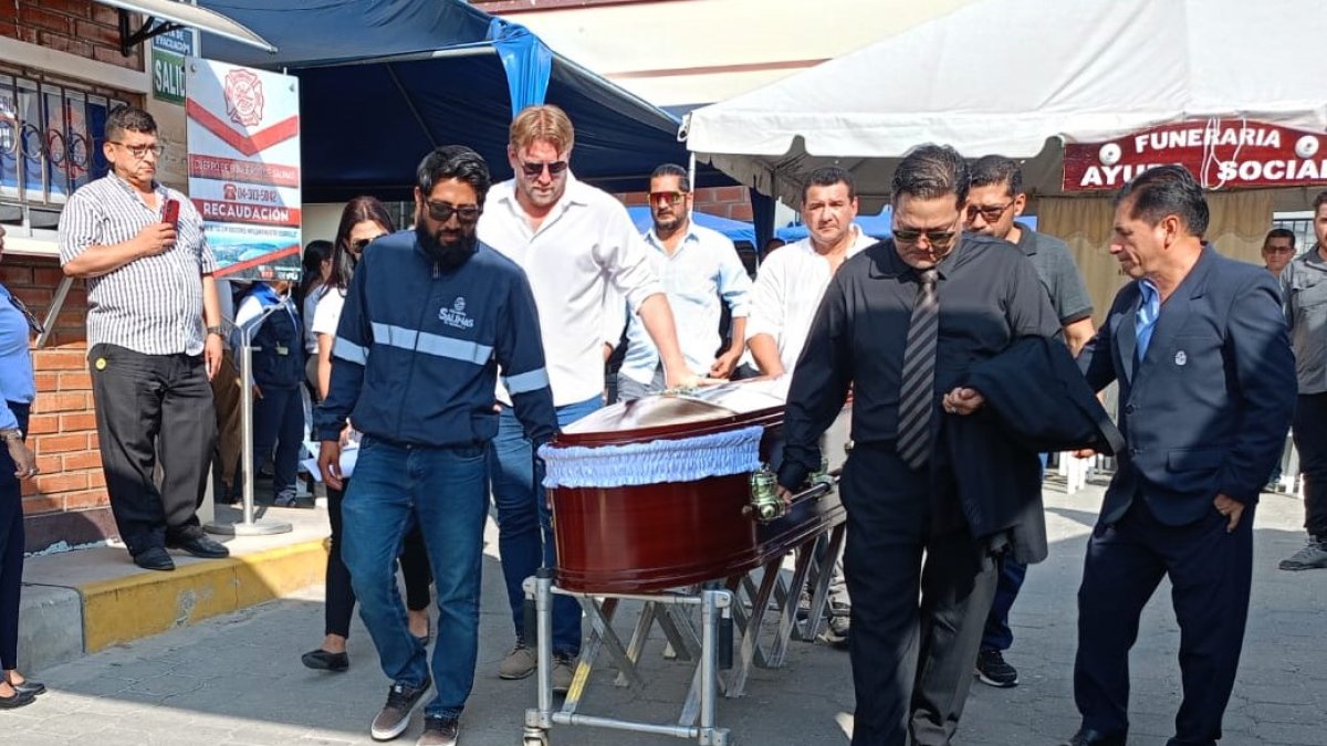 El cuerpo de Andrés Lara fue velado en el que fue su lugar de trabajo. En la imagen, el alcalde de Salinas, quien además fue su amigo desde hace décadas.
