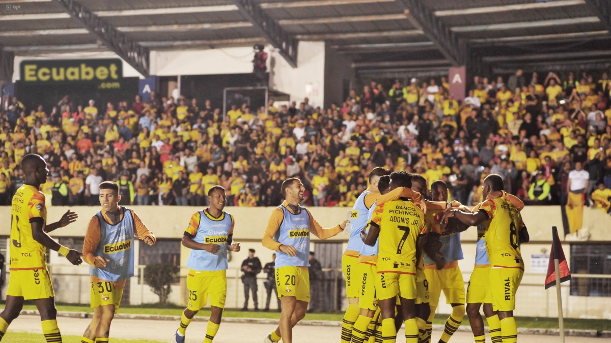 Los jugadores de Barcelona celebraron los tres goles en el contundente triunfo frente a Libertad