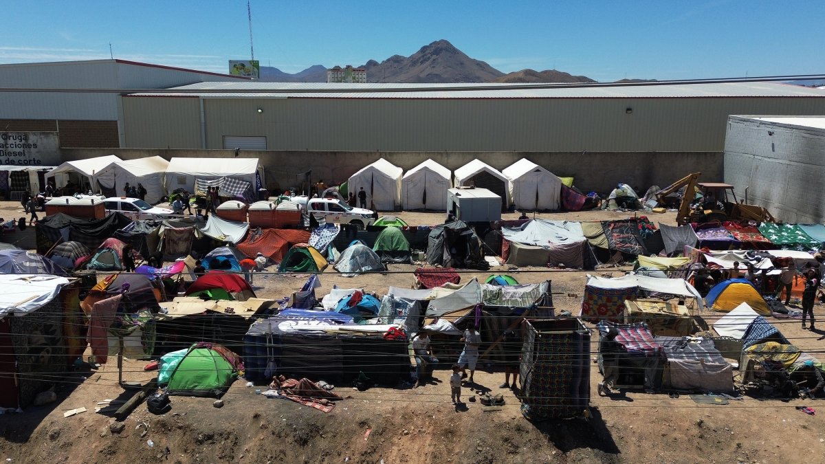 Foto aérea que muestra un campamento de migrantes el 13 de abril de 2024 en Chihuahua (México).