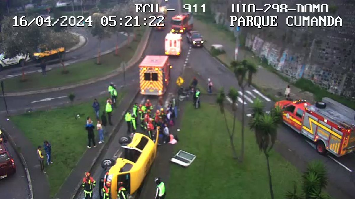 Usuarios de redes sociales señalaban que la unidad, aparentemente, transportaba con una decena de estudiantes a bordo.