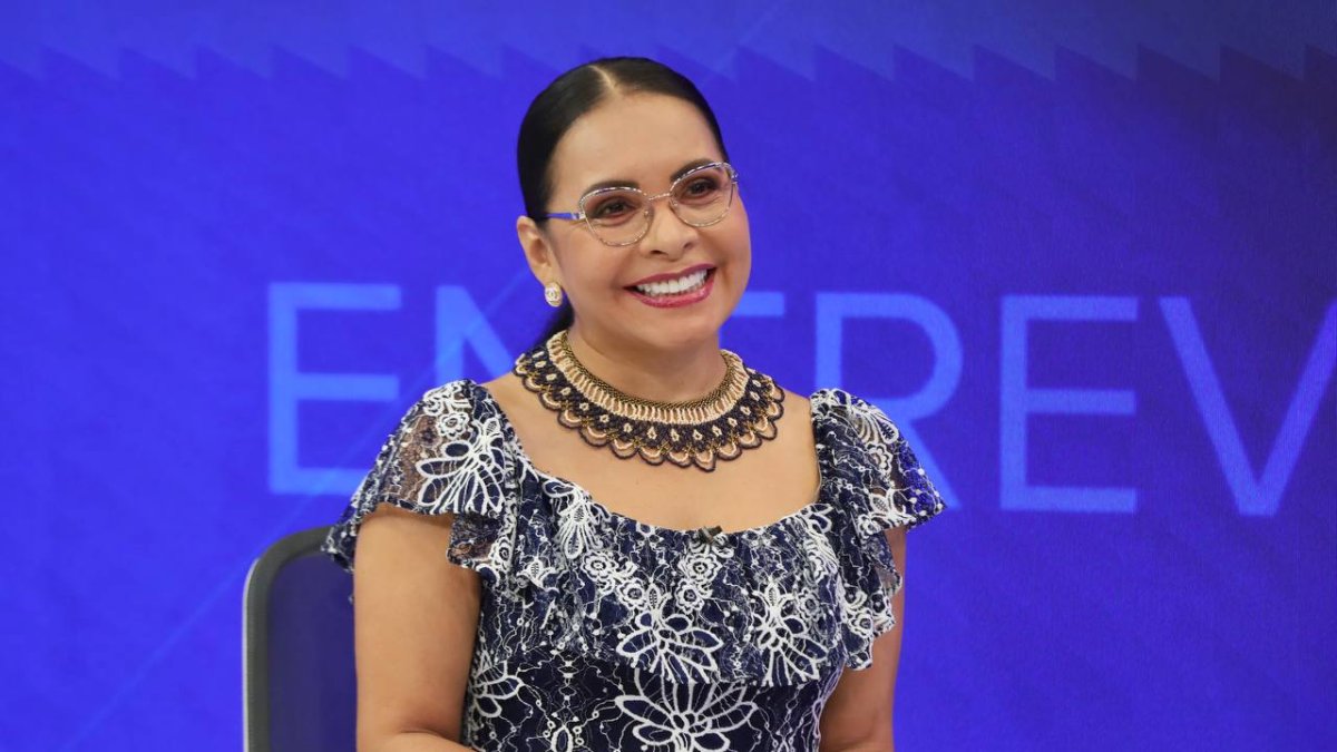 La presidenta del CNE, Diana Atamaint, durante la entrevista con Teleamazonas.