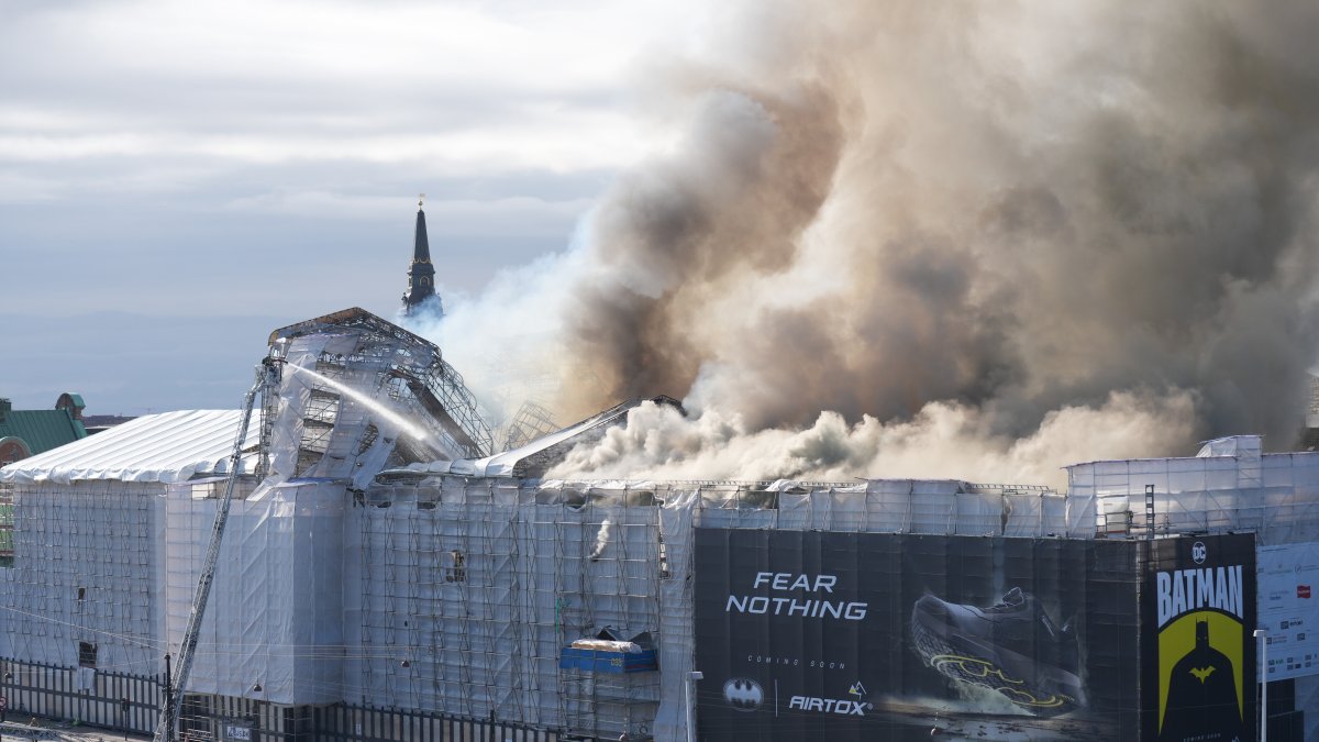 El edificio de la antigua bolsa de Copenhague, del siglo XVII, envuelto por las llamas.