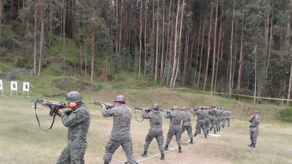 La pregunta J de la consulta se refiere a la entrega de las armas, que sean material de un delito, para uso inmediato de policías y FF.AA.