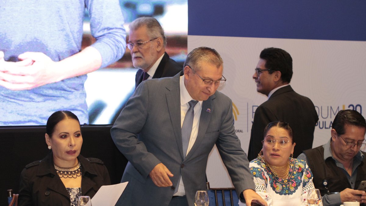 Miembros del CNE explican sobre los procesos técnicos que se llevarán a cabo en las elecciones de la consulta popular.