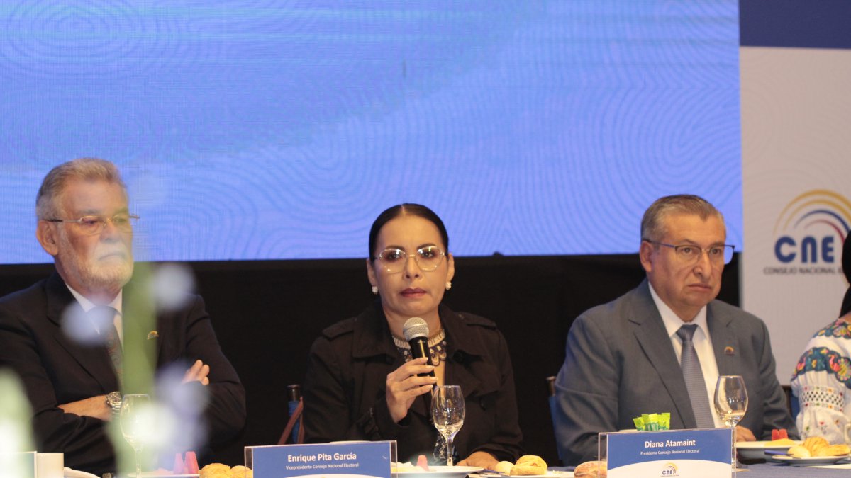 La presidenta del Consejo Nacional Electoral (CNE), Diana Atamaint, en conversatorio con la prensa.