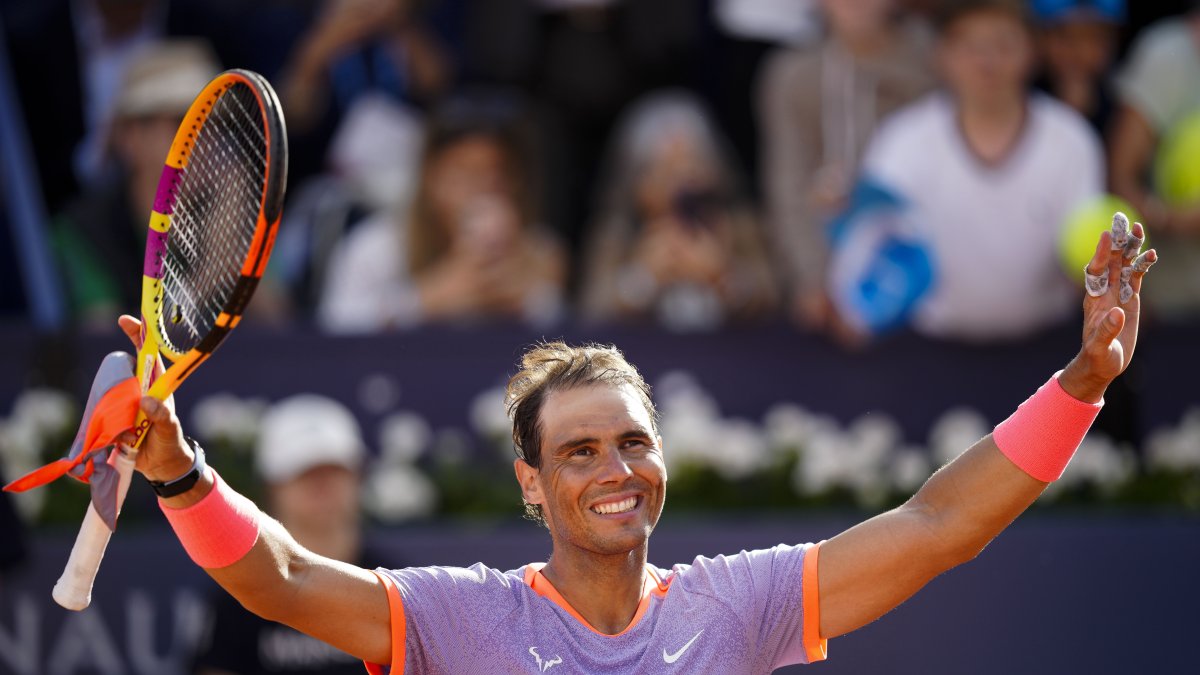 El tenista español, Rafael Nadal, muestra su alegría al finalizar su partido de primera ronda del Barcelona Open Banc Sabadell - Trofeo Conde de Godó ante el italiano Flavio Cobolli.