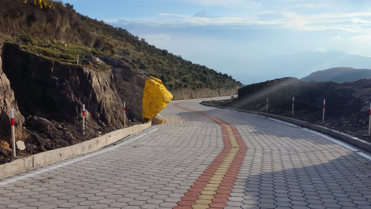 La piedra ocupa casi la mitad de un carril de la vía al volcán Cayambe.