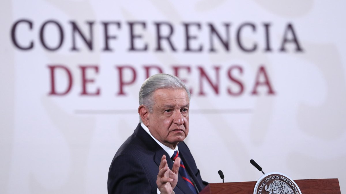 El presidente de México, Andrés Manuel López Obrador, habla este martes durante una rueda de prensa en Palacio Nacional en la Ciudad de México (México).