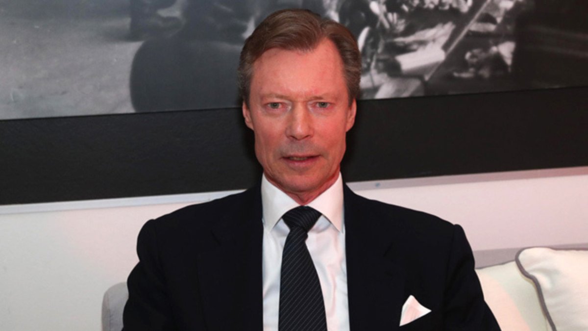 Enrique de Luxemburgo heredó el trono de su padre, el Gran Duque Juan, quien también abdicó, a los 79 años