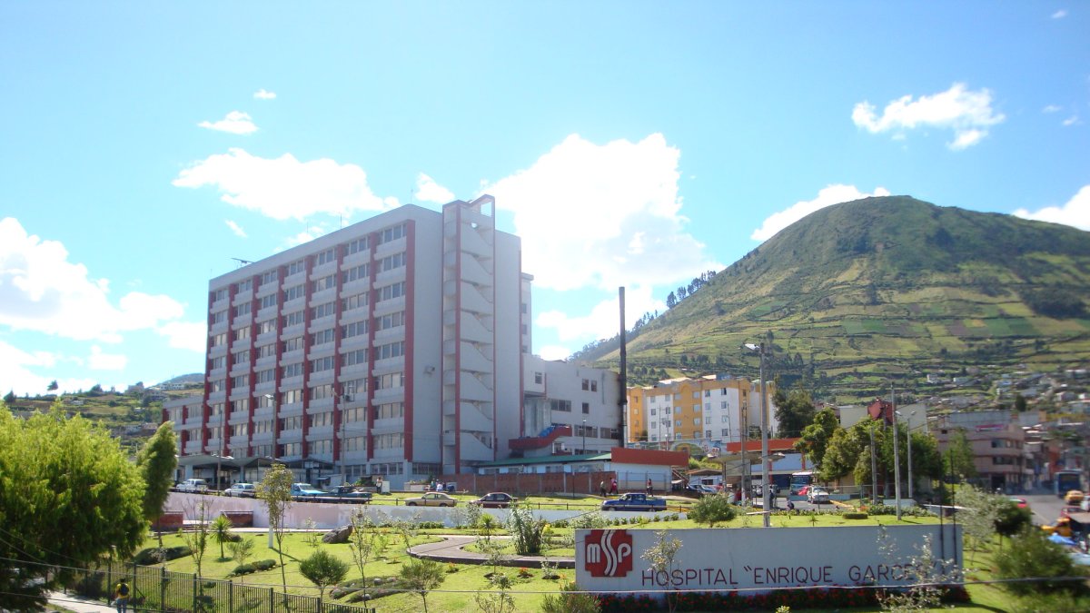 Un hombre difundió el video del robo al vehículo de un paciente, que habría ocurrido en el Hospital Enrique Garcés, sur de Quito.