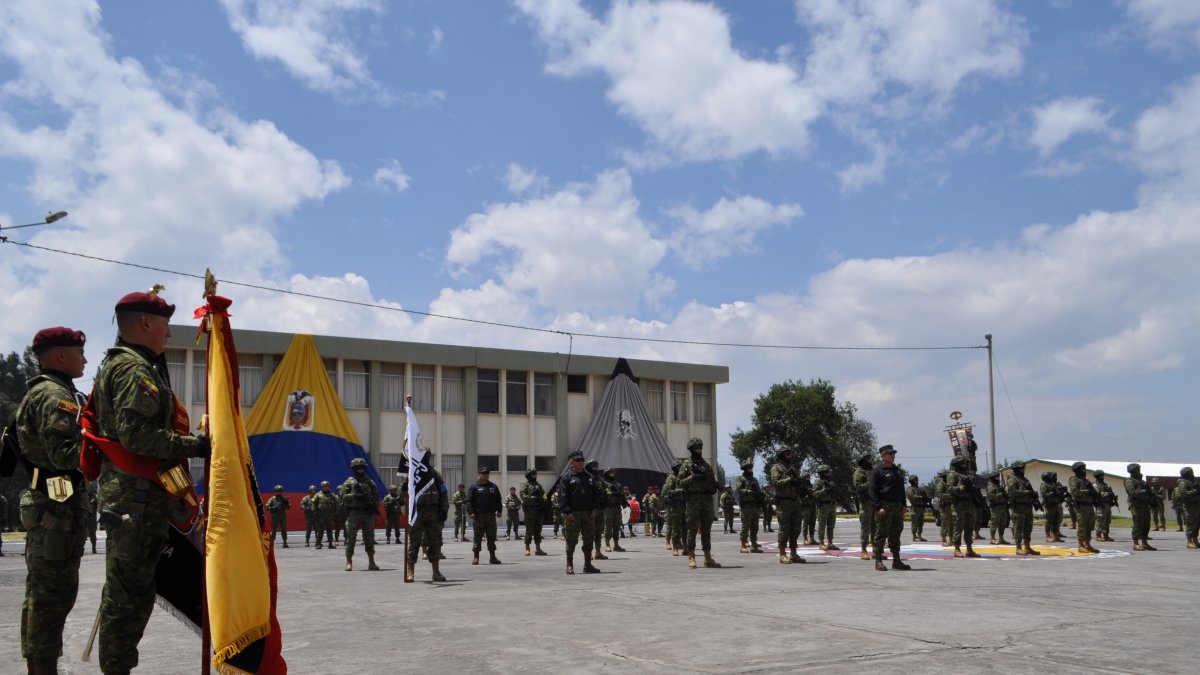 En la entrega del banderín del décimo quinto curso de contraterrorismo.