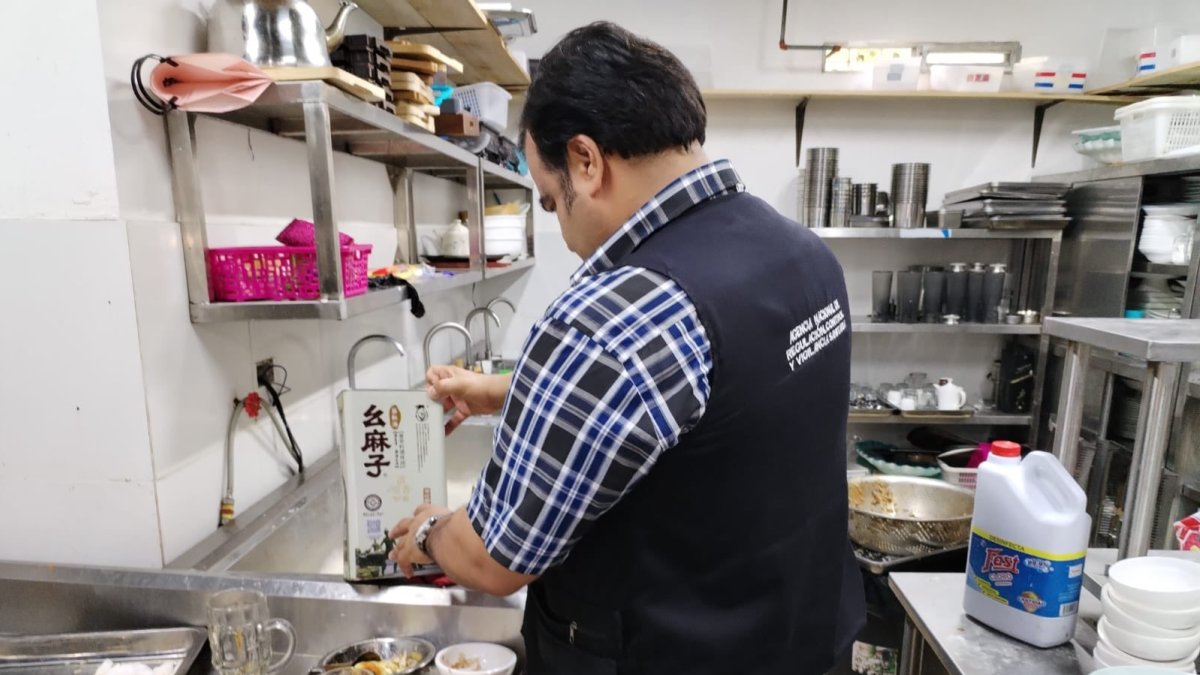 Operativo.- Un delegado de ARCSA realiza un control en un chifa en Guayaquil, la que fue clausurada por falta de higiene.