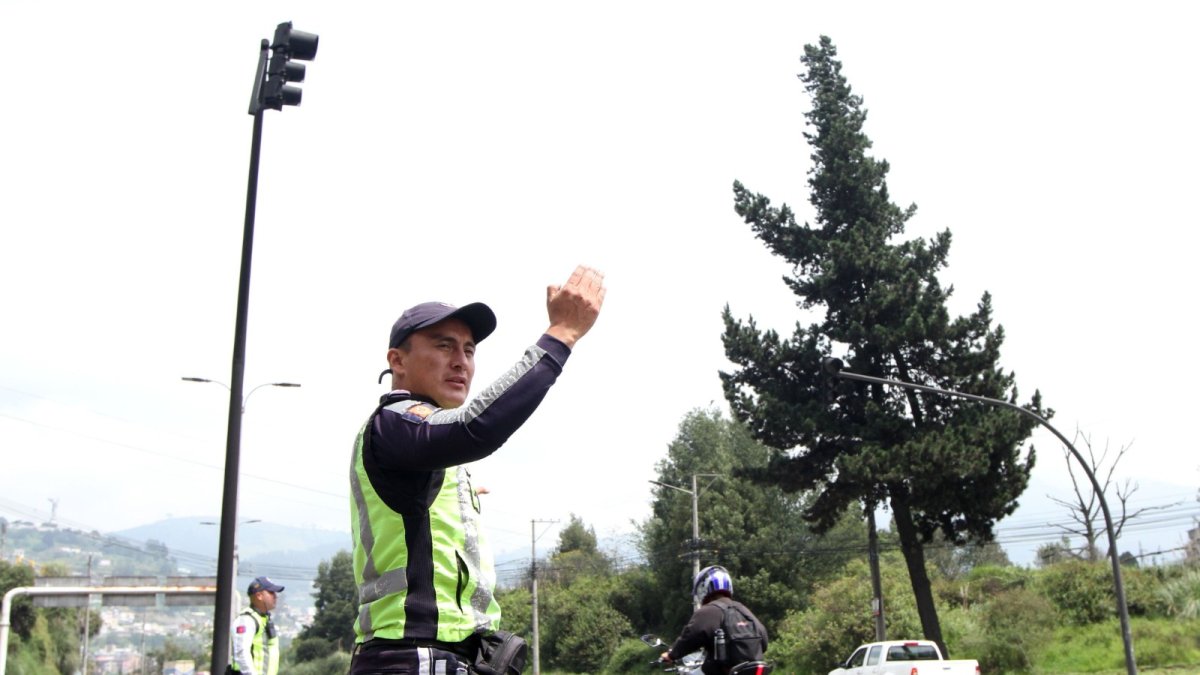 Más agentes fueron desplegados a las calles para gestionar el tránsito vehicular.