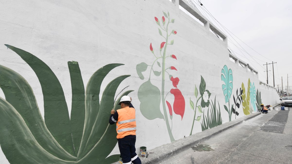 Los trabajadores comenzaron a pintar diseños de flora y fauna en la zona.