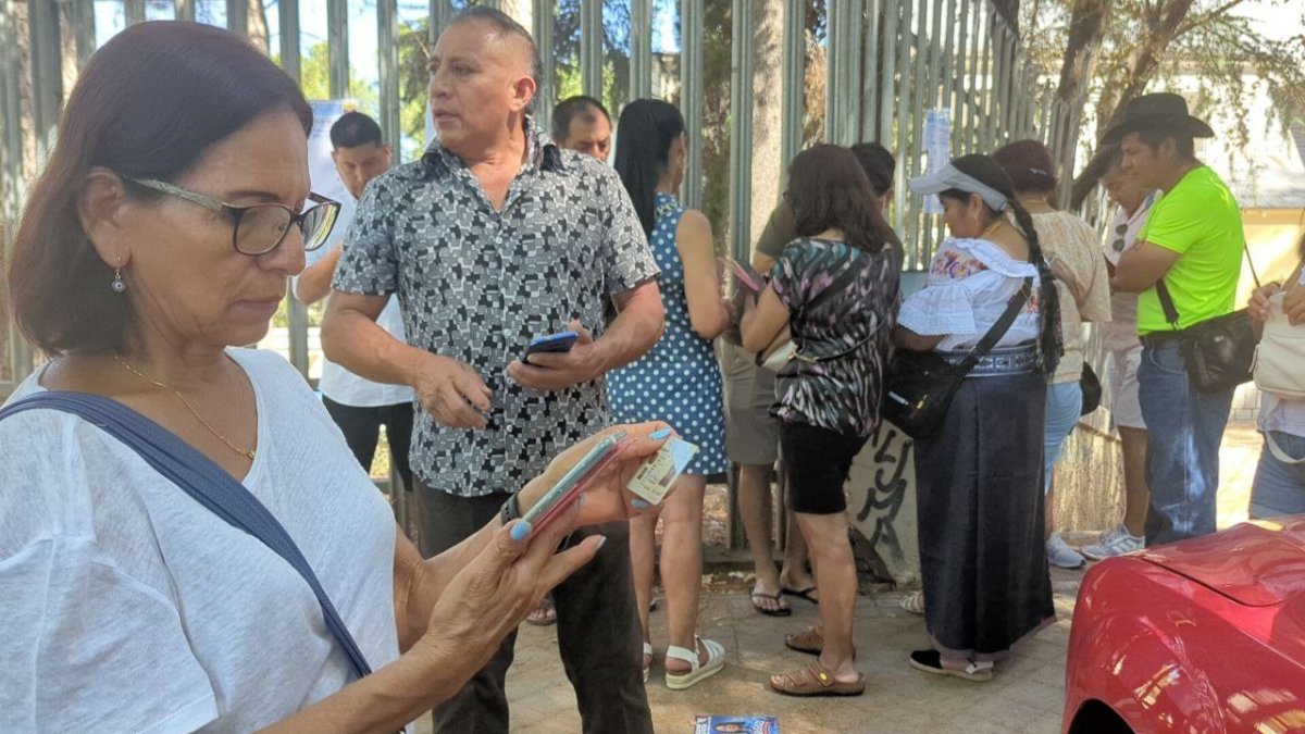 Tecnología.- Una foto referencial de ciudadanos usando celulares.