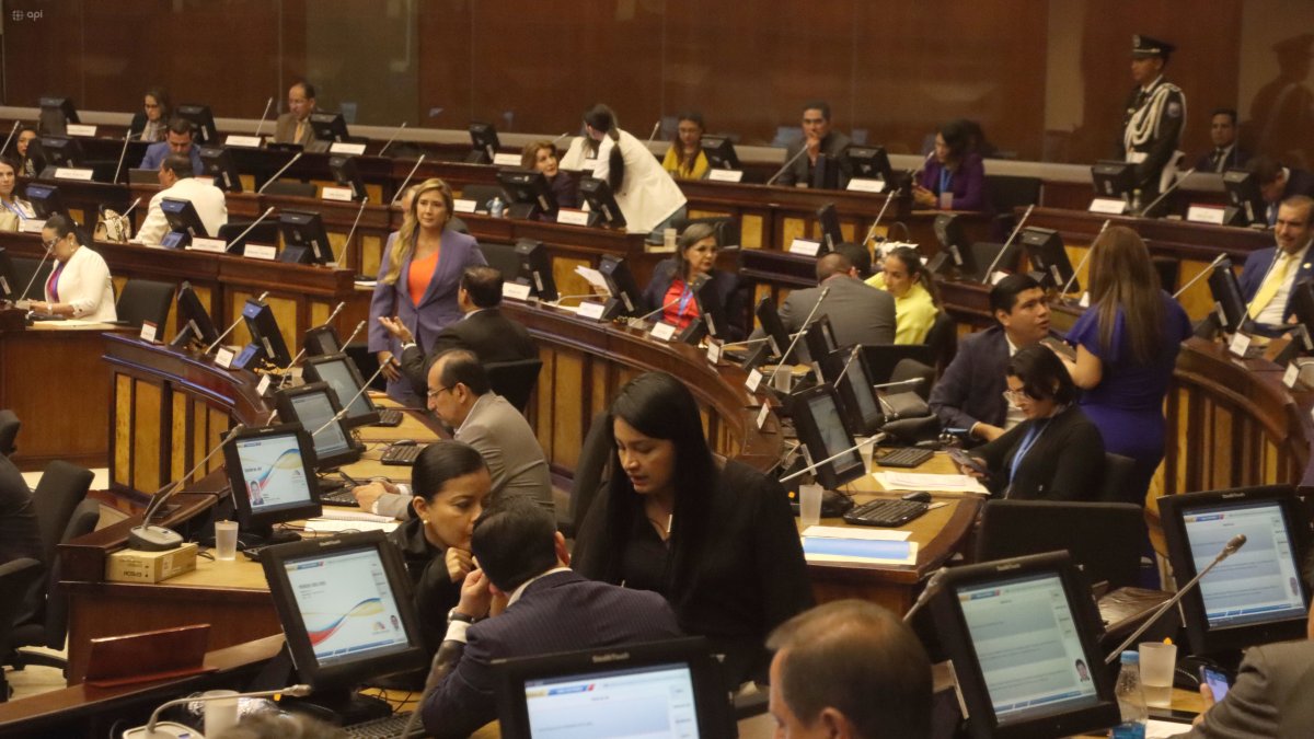Legisladores durante un receso del Pleno, este 15 de abril. La Asamblea deberá tratar el veto parcial del Ejecutivo a las reformas a la ley de Seguridad Social