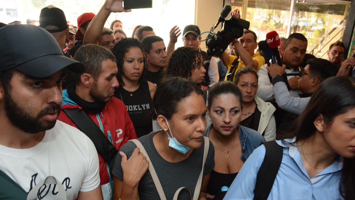 Desazón mostraron ciudadanos de Venezuela que acudieron a la embajada de ese país en Quito.