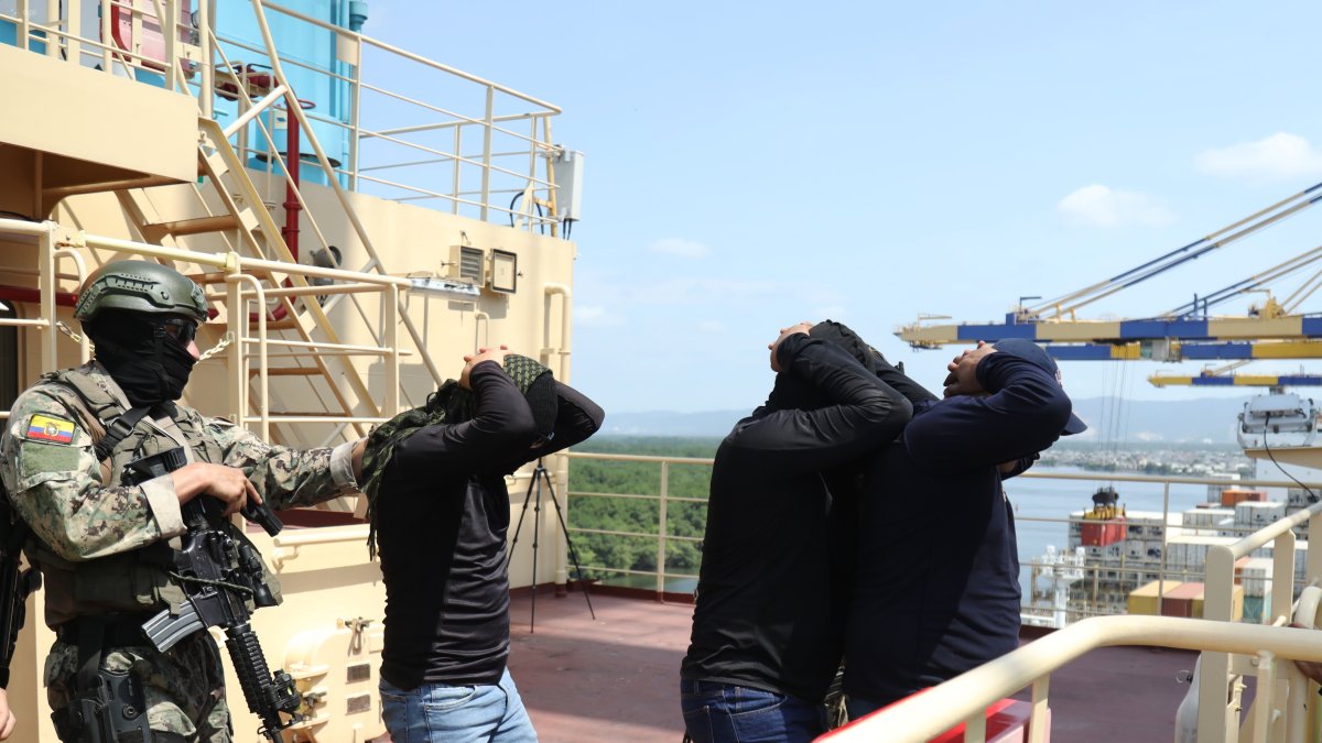 Acto. En el marco del colflicto armado interno, la Armada del Ecuador ejecuta prácticas para enfrentar casos de terrorismo en el puerto marítimo.