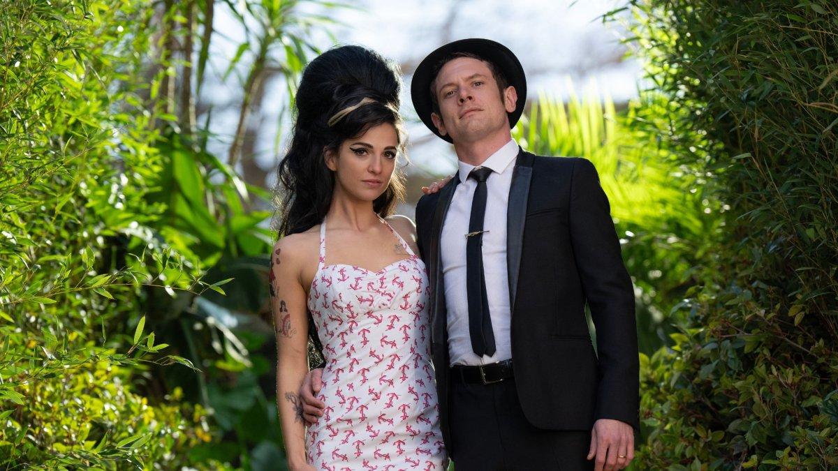 Marisa Abela y Jack O'Connell.