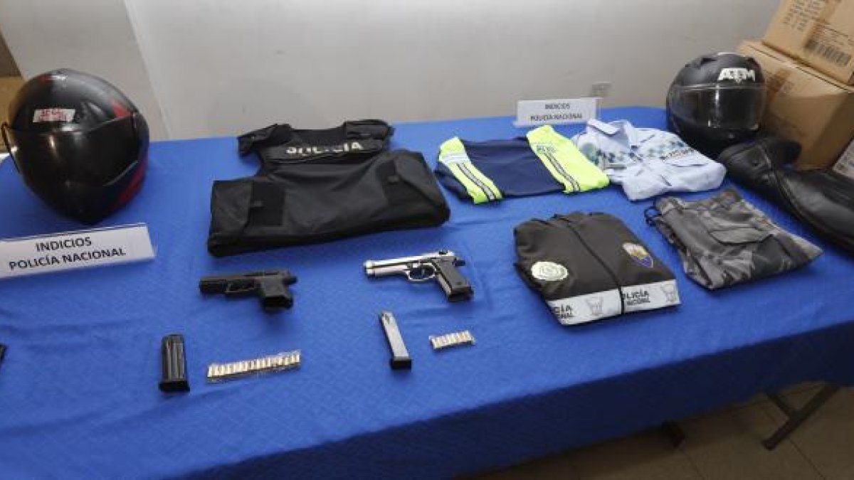 Uniformes de agentes policiales y de tránsito fueron decomisados.