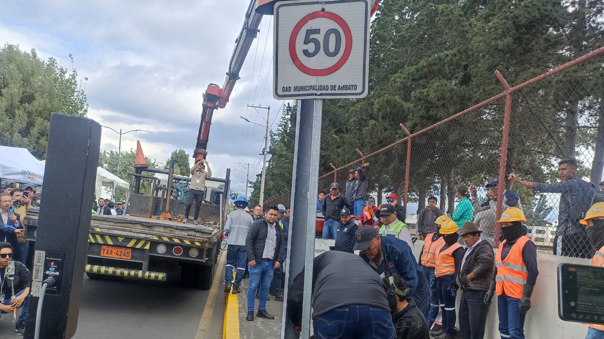En un acto simbólico la tarde del 16 de abril se retiró el radar de la avenida Bolivariana en Ambato.