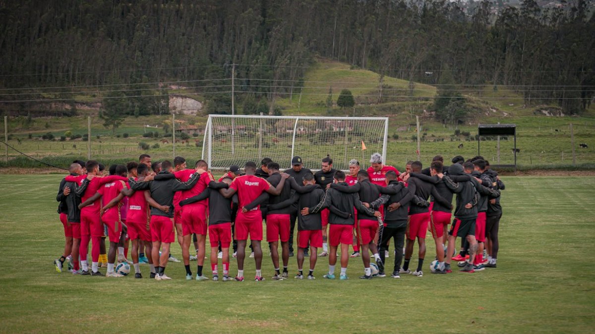 Jugadores del Deportivo Cuenca concentran en su complejo deportivo.