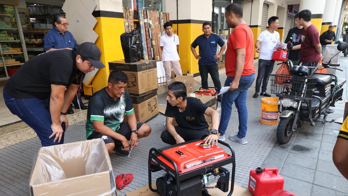 Guayaquil. Las personas se volcaron a comprar generadores eléctricos.