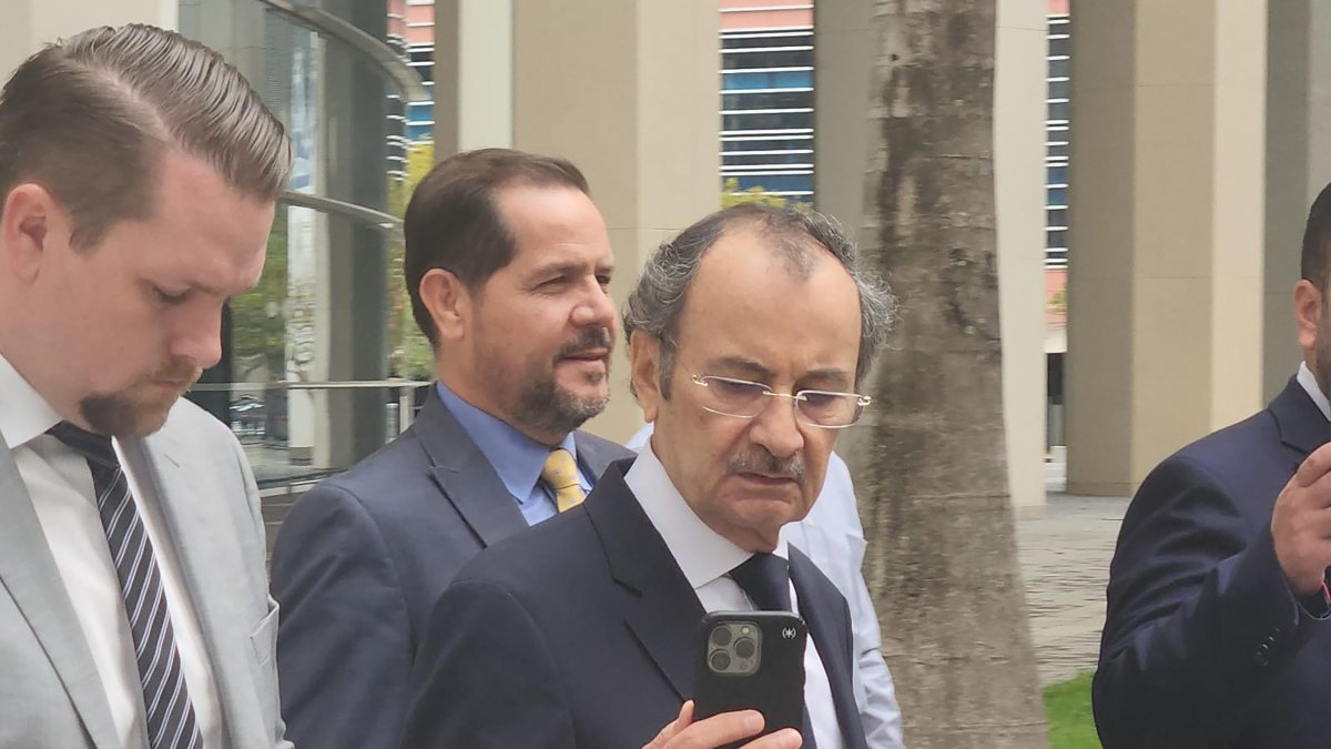 Proceso. Pólit y su familia se han portado agresivos con la prensa en medio de las coberturas sobre el proceso legal. Piden desalojar a los periodistas del lugar.