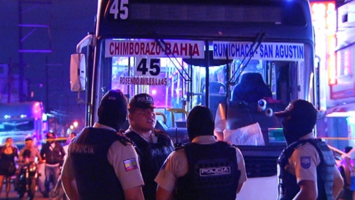 La víctima era oriunda de la parroquia Progreso y estaba acompañado de una amiga. Por alrededor de 30 años laboró como conductor de buses urbanos. En la imagen, la unidad que conducía.