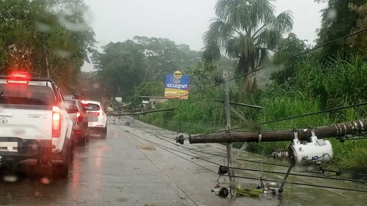 Los postes arrastraron el cableado eléctrico sobre la vía Archidona - Cotundo.