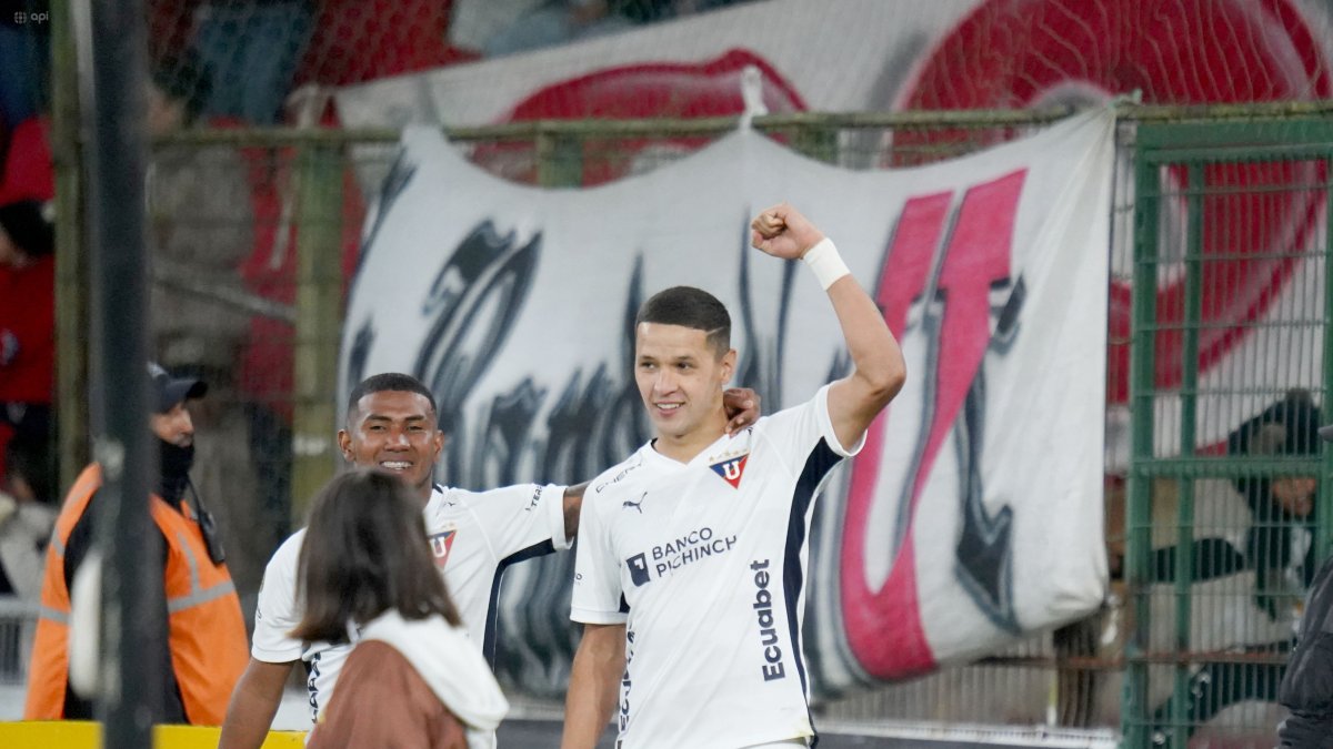 Álex Arce marcó los dos goles de la victoria como local de Liga de Quito sobre Delfín.