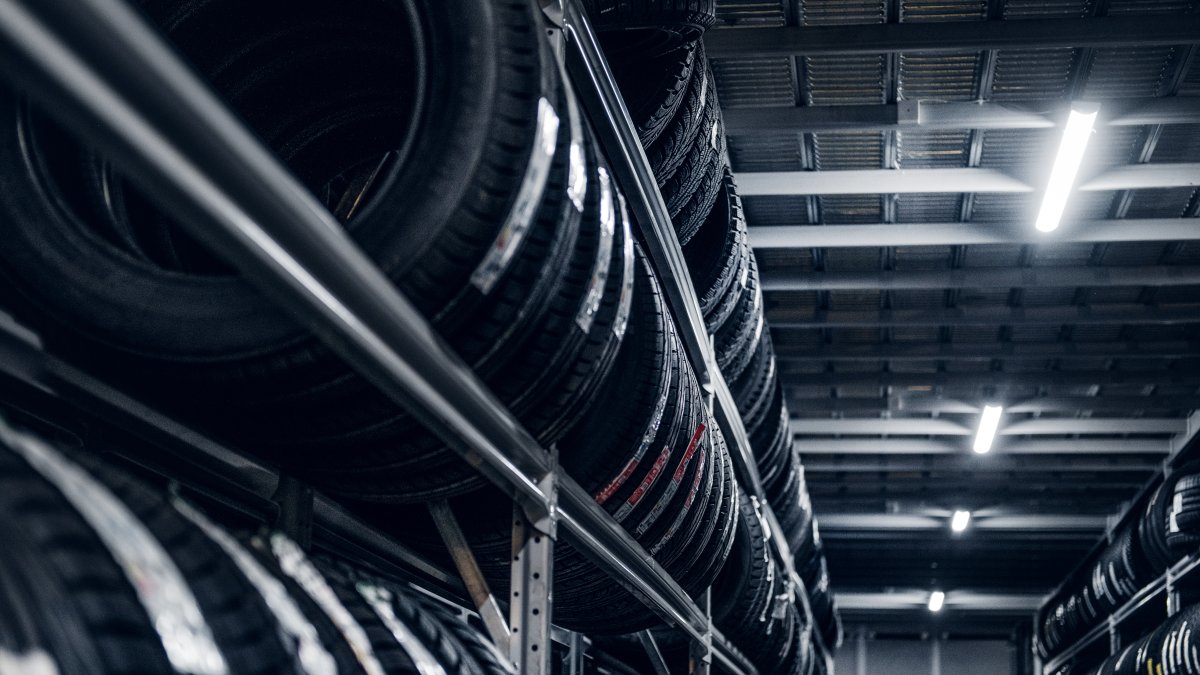 Expertos recomiendan revisar la fecha de caducidad de la llanta antes de adquirirla.