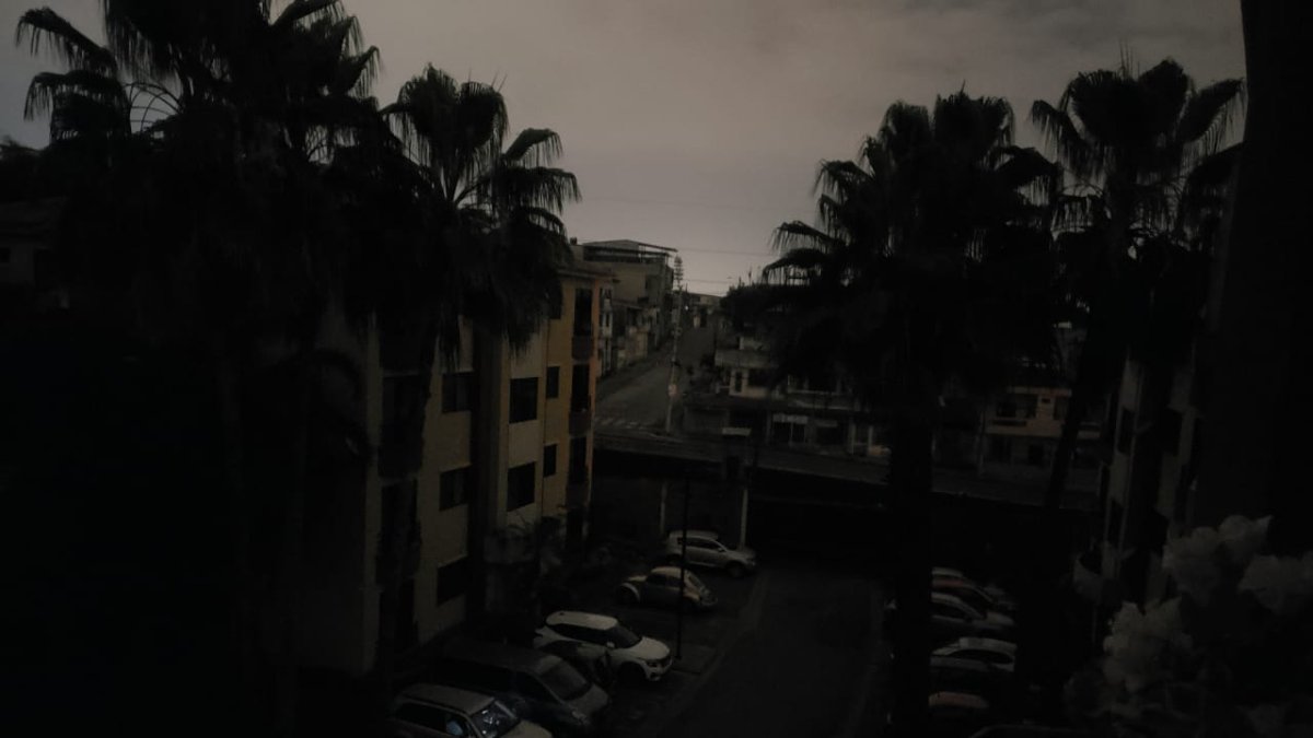 Así amanecieron varios sectores de Guayaquil este 17 de abril.