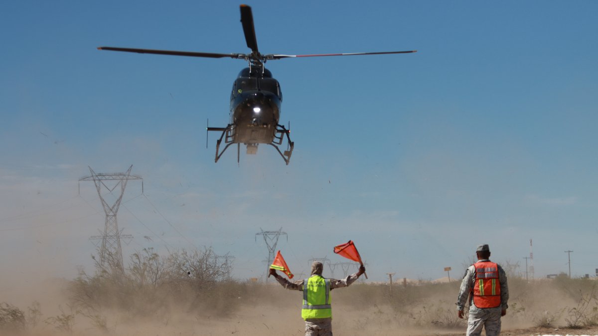 Rescatistas trabajan en la zona donde fueron encontrados cuatro migrantes en las dunas de Samalayuca, este martes 16 de abril de 2024, en el desierto de Chihuahua (México).