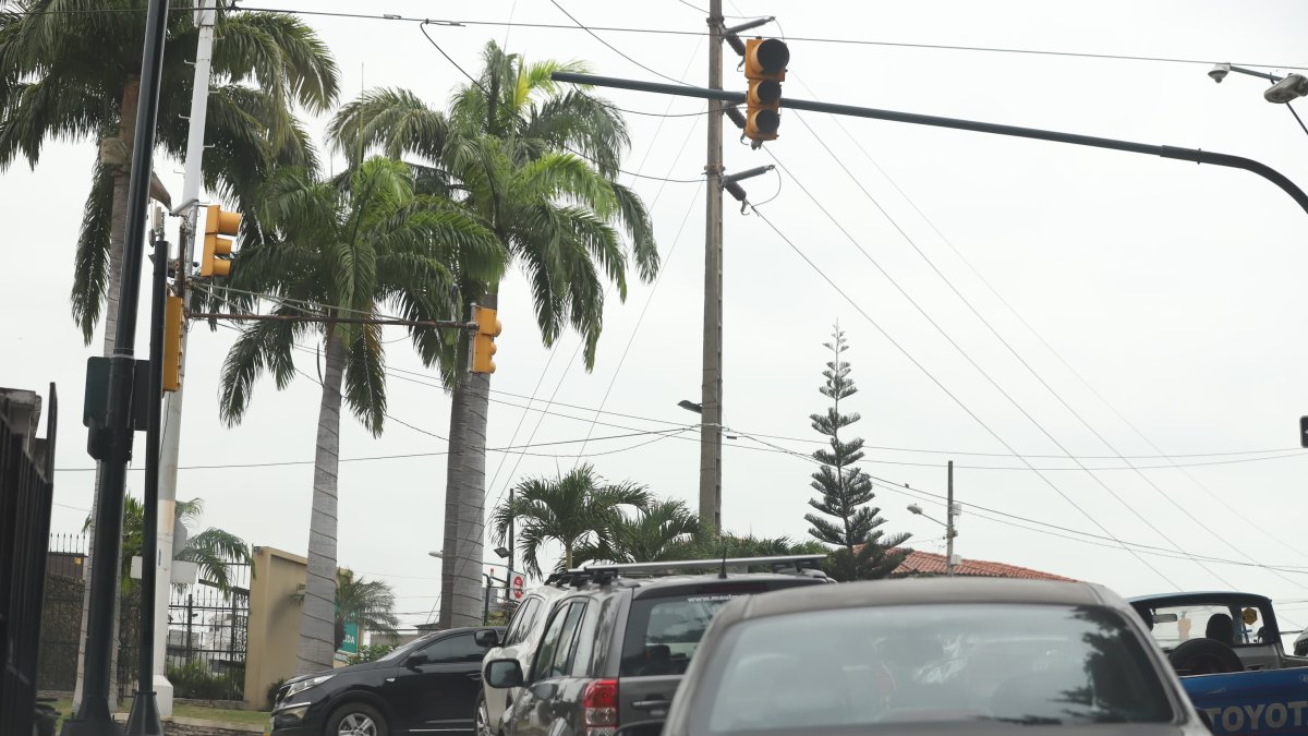 Semáforos apagados en una intersección de Lomas de Urdesa.