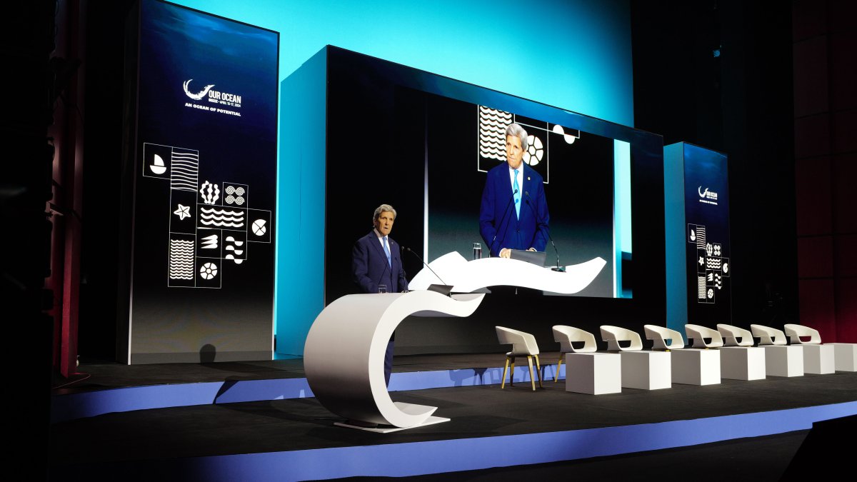 El enviado especial de EEUU para el clima John Kerry durante su intervención  en la Conferencia Our Ocean 2024 en Atenas.