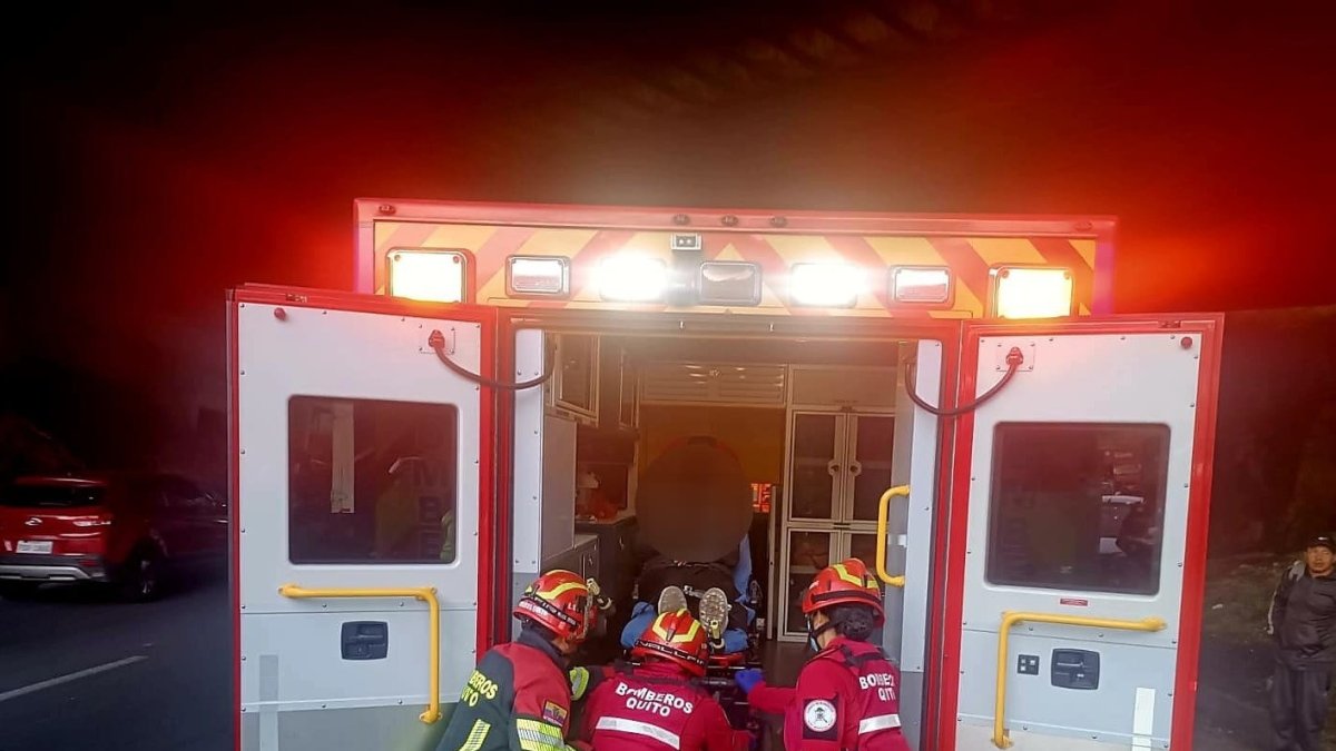Paramédicos del Cuerpo de Bomberos acudieron al sitio para atender la emergencia.