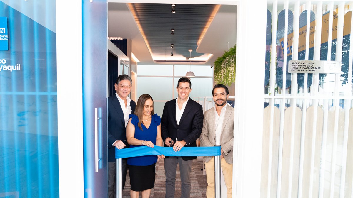 Inauguración.- Julio Mackliff, vicepresidente, Margarita Puente, LAC Senior Manager de American Express, Guillermo Lasso, presidente y Alain Broos, vicepresidente de Banca Personas de Banco Guayaquil.