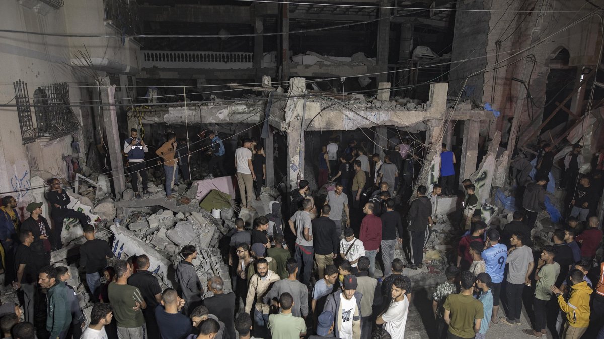 Gaza. Palestinos buscan a las víctimas entre los escombros después de que un ataque aéreo israelí en Rafah.