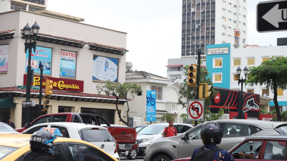 Así de congestionada ha permanecido la avenida 9 de Octubre, tras los apagones.