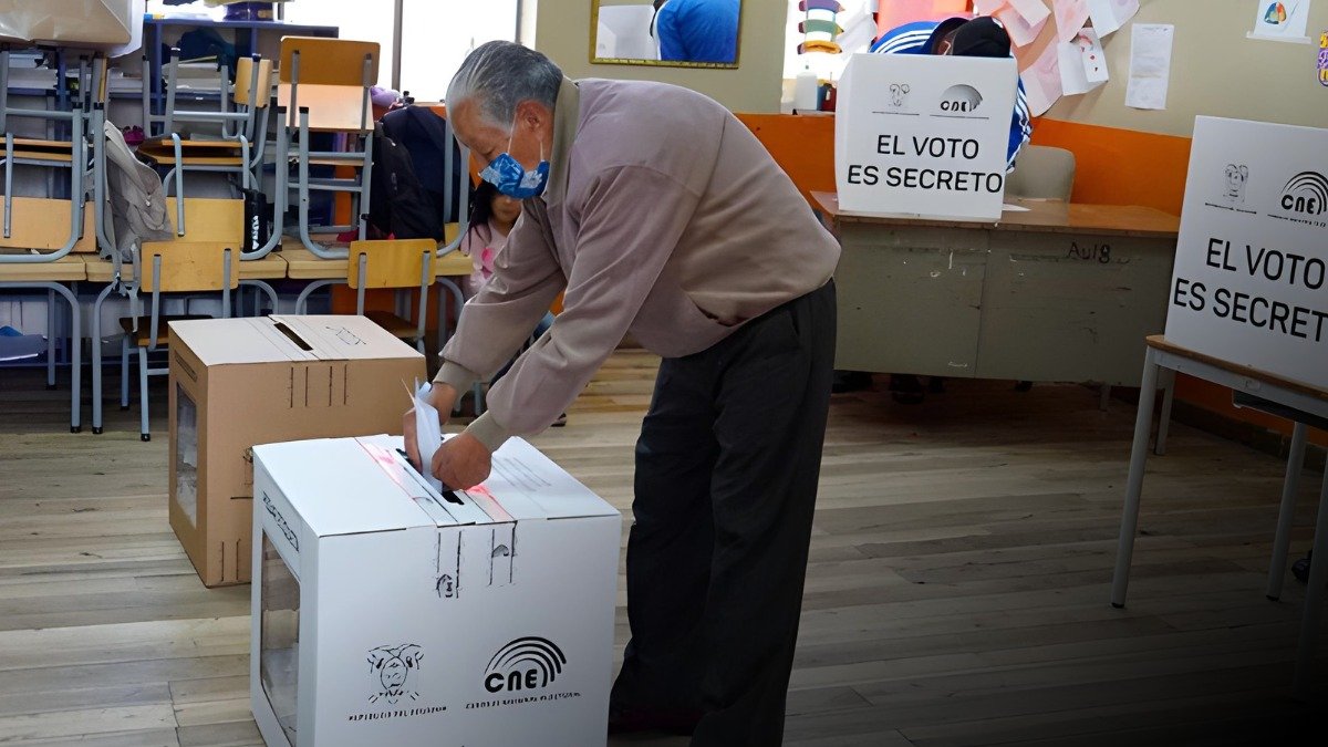 Las personas mayores a 65 años son parte del voto facultativo, según la norma electoral.