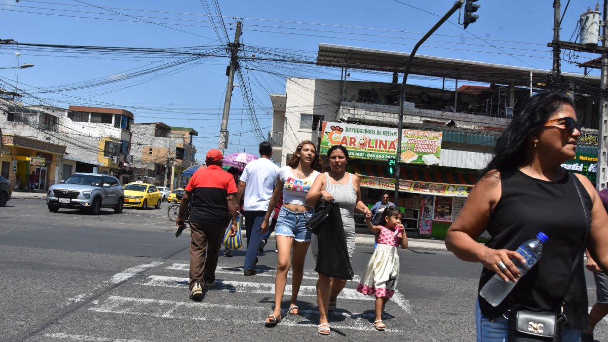El intenso calor en Machala, hizo que los restaurantes pierdan ventas al no poder prender sus aires acondicionados.