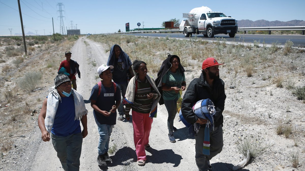 Un grupo de migrantes caminan a un costado de la carretera rumbo a la frontera con Estados Unidos, el 16 de abril de 2024, en la ciudad de Chihuahua (México).