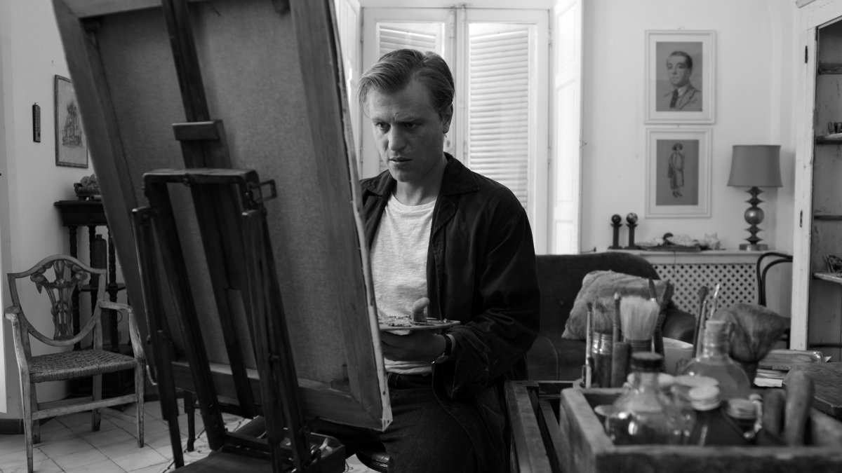 La serie se desarrolla en blanco y negro, lo que eleva el ambiente de suspenso y drama psicológico.