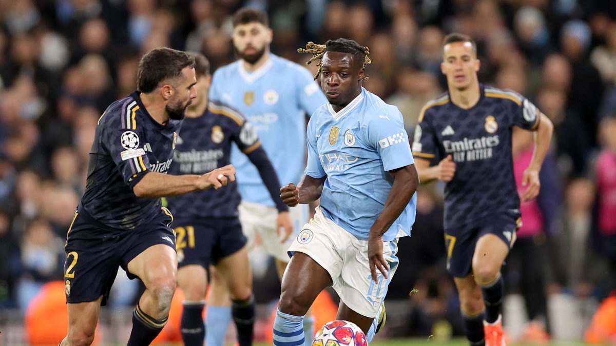 Jeremy Doku del Manchester City y Dani Carvajal del Real Madrid.