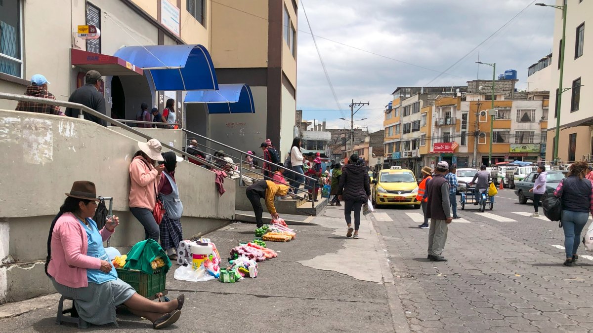 El comercio informal se toma las aceras de las diferentes calles, plazas y exteriores de mercados.