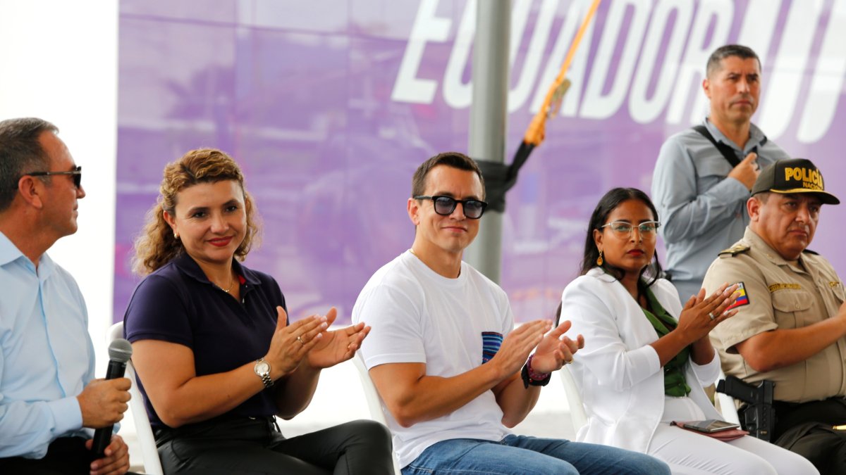 El presidente Daniel Noboa estuvo en Atacames para participar de la entrega de la Unidad de Vigilancia